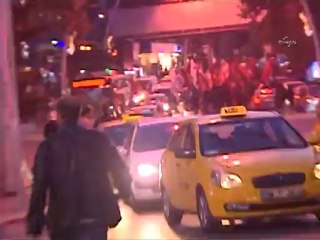 Muhabirini kaybeden kameraman