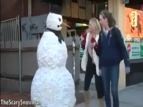 bonhomme de neige fait peur aux passants