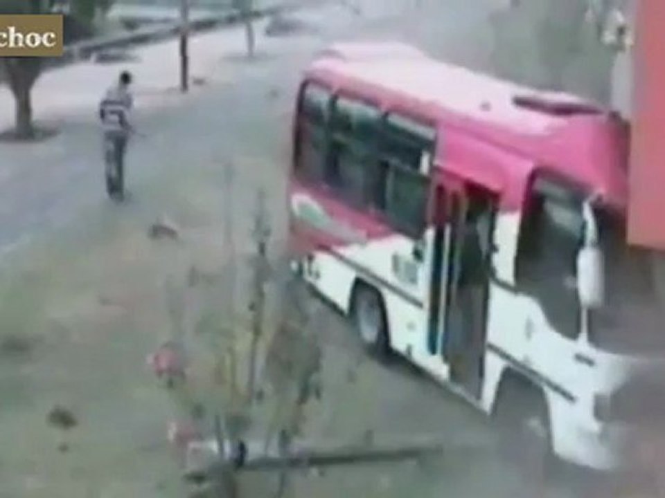 Accident choc en bus en Colombie - Video2choc