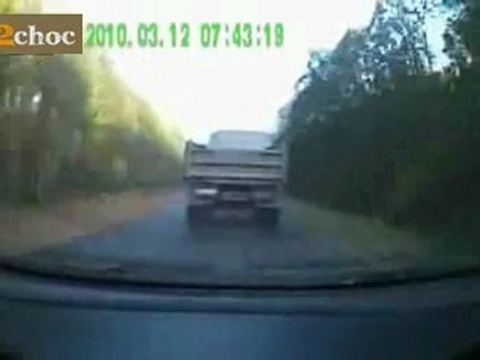 2 morts dans un choc frontal - Video2choc