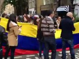 En Video: En Londres entonan el himno nacional y despliegan una bandera gigante
