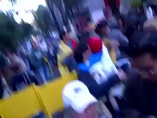 Venezolanos en México cantan mientras hacen cola para votar