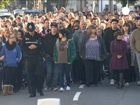 L'omaggio a April, 5 anni, scomparsa in Galles