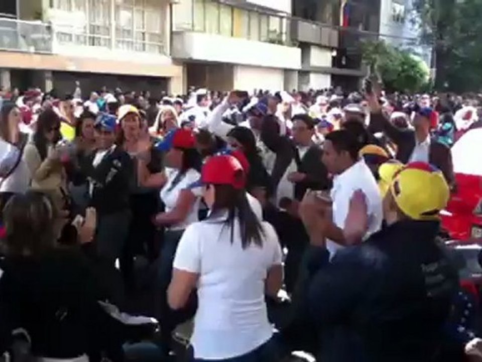 Venezolanos cantando y bailando gaitas en la Embajada de Venezuela en Mexico