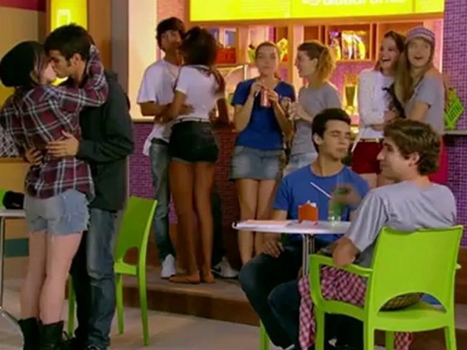 Lia e Gil se beijam no pátio