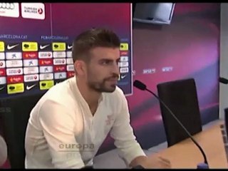 Shakira presume de tripita en Twitter