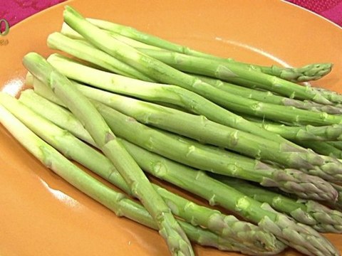 Eplucher des asperges vertes - 750 Grammes