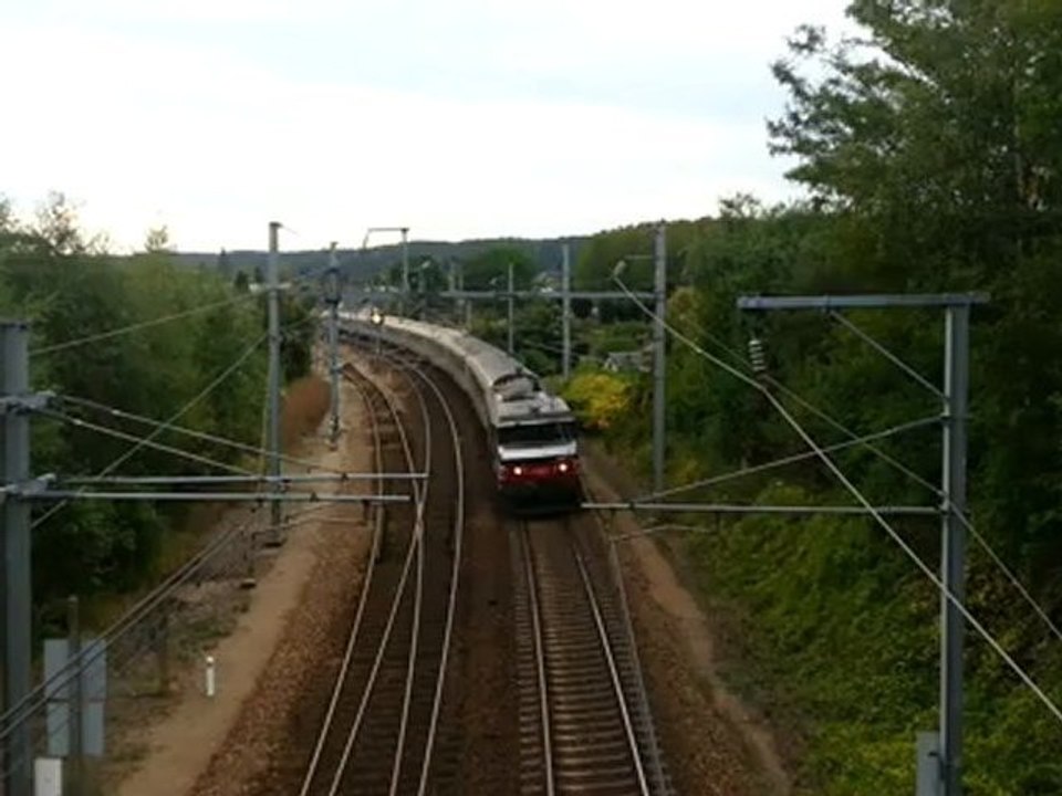 Passage de la BB15039 sur le 3348 avec sifflets en abondance