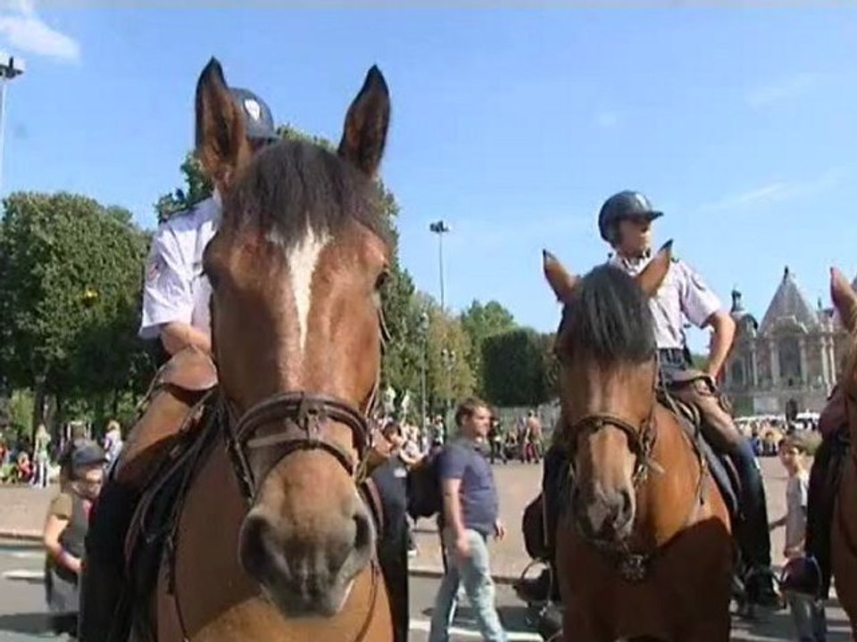 Une patrouille équestre franco-belge sur la Braderie de Lille