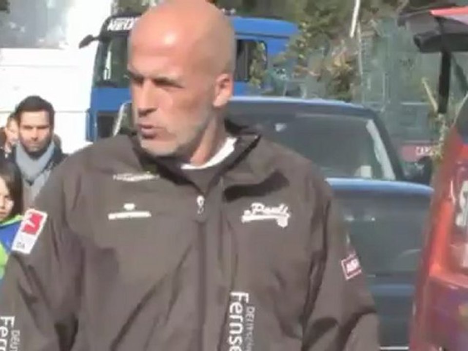 Michael Frontzeck leitet erstes Training beim FC St. Pauli