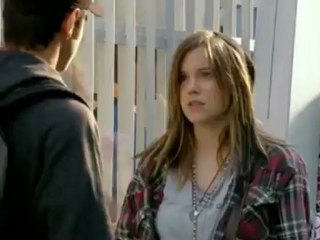 Lia fica incomodada com o comportamento de Gil