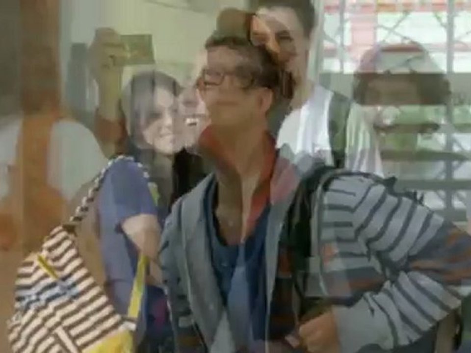 Gil encontra Lia e os dois vão para a escola juntos