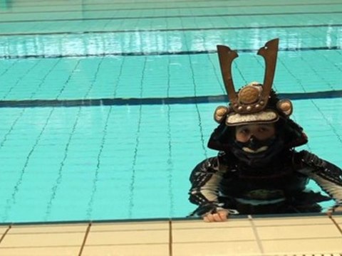 Nager en armure de samouraï: entre tradition et souffrance