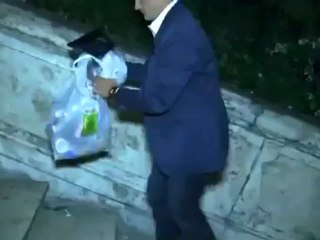 El alcalde de Roma recoge la basura para defender ordenanza