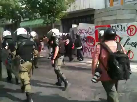 Άνδρες των ΜΑΤ συλλαμβάνουν διαδηλωτή στο κέντρο της Αθήνας