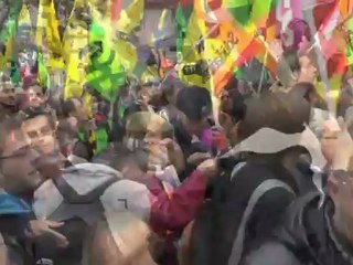 Les manifestants se sont rassemblés ce mardi devant le salon de l'automobile de Paris