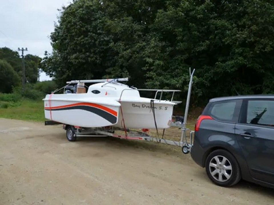 BAYDREAM 5.5   Un bateau transportable hybride Voile/Moteur