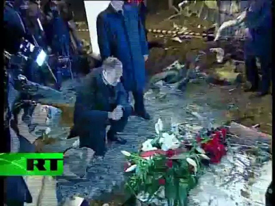 Putin, Tusk lay flowers at plane crash site near Smolensk