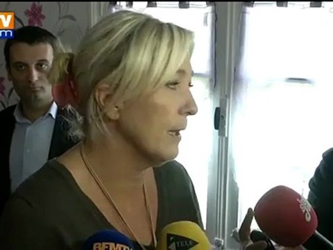 Marine Le Pen envoie des cartes postales contre le traité européen