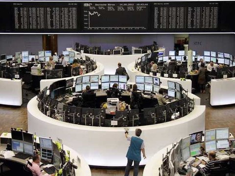 Wall Street Edges Lower Before Earnings