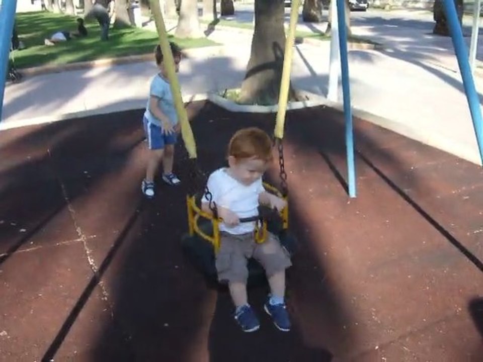 Lucas pousse la balançoire pour Alex