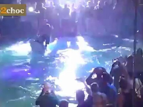 Faire des back flips en jet ski dans une piscine - Video2choc