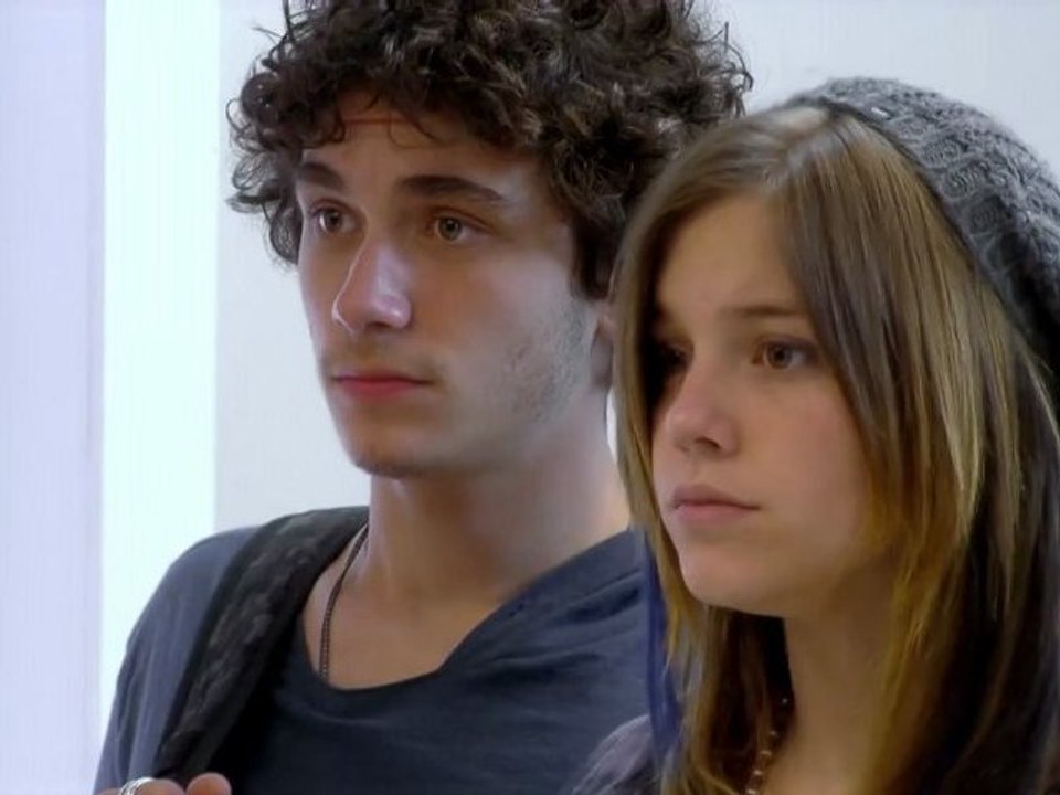 Lia e Dinho são encontrados juntos na sala de aula