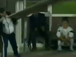 Nicolae Manea tira una barella in campo