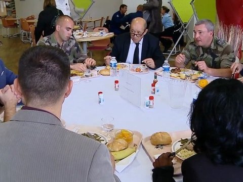 Visite du ministre de la Défense, Jean-Yves Le Drian, sur la base de Défense (BdD) d’Orléans-Br