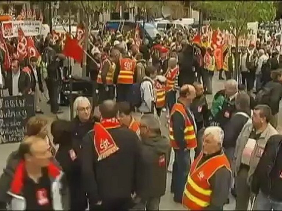 Des salariés victimes de plans sociaux manifestent au Mondial de l'auto