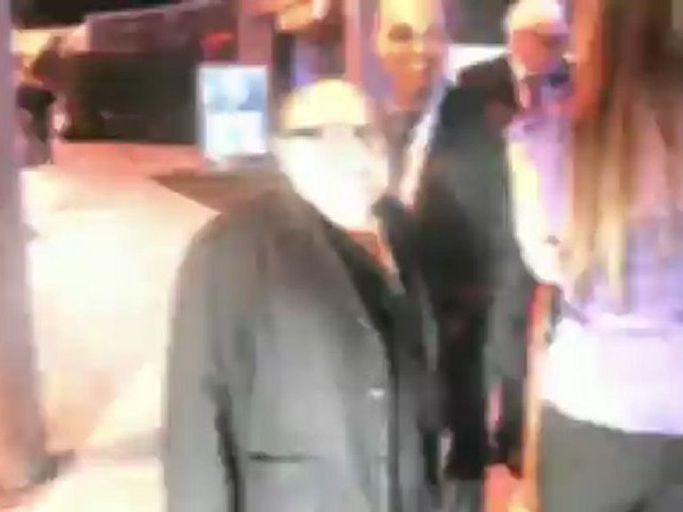 DeVito flirtet mit jungen Frauen