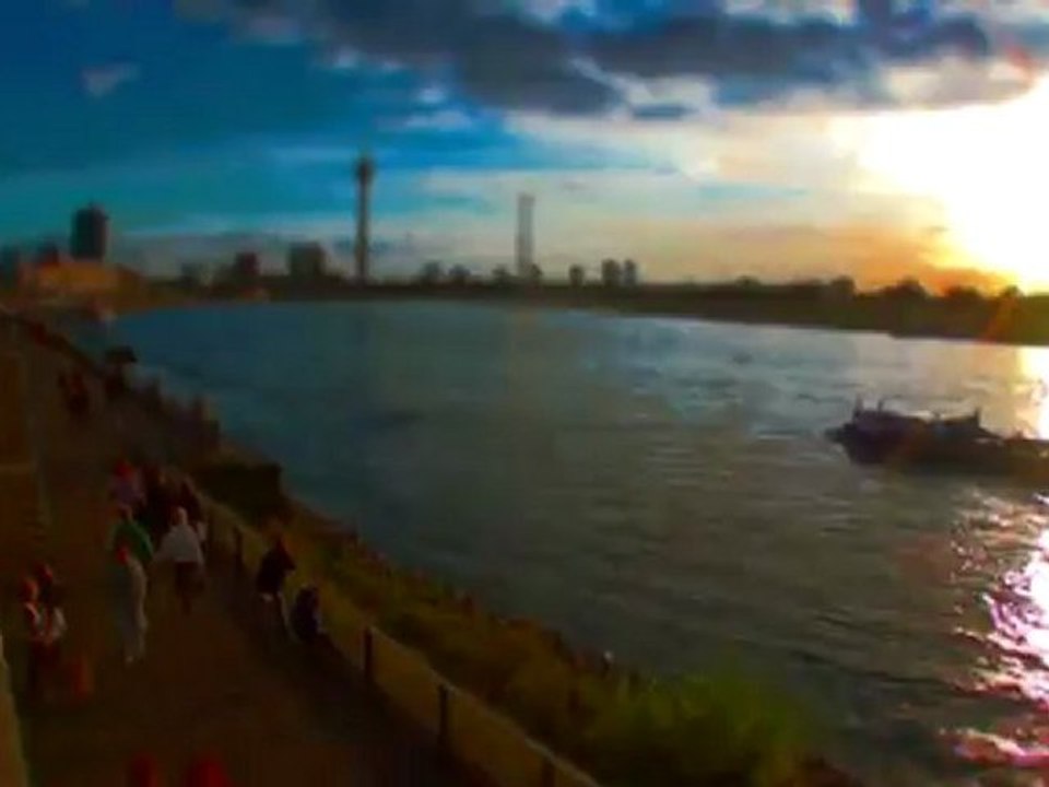 Düsseldorf die schnellste Stadt der Welt (Tilt Shift) Panorama Flussfahrt Burgplatz & Altstadt - by Chrisshootings