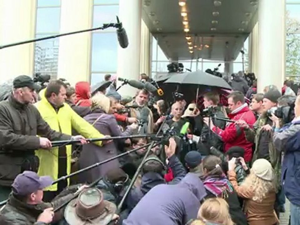 Russia frees one Pussy Riot member