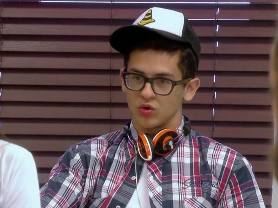 Orelha implica com Dinho e Lia