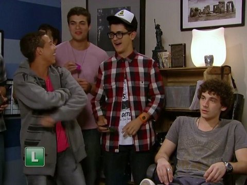 Dinho fica incomodado com o beijo de Lia e Gil