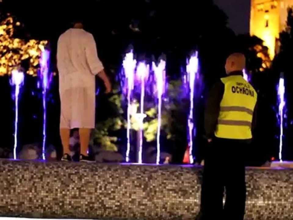 Il se déguise en Samara Morgan (The Ring) et il seme la terreur lol