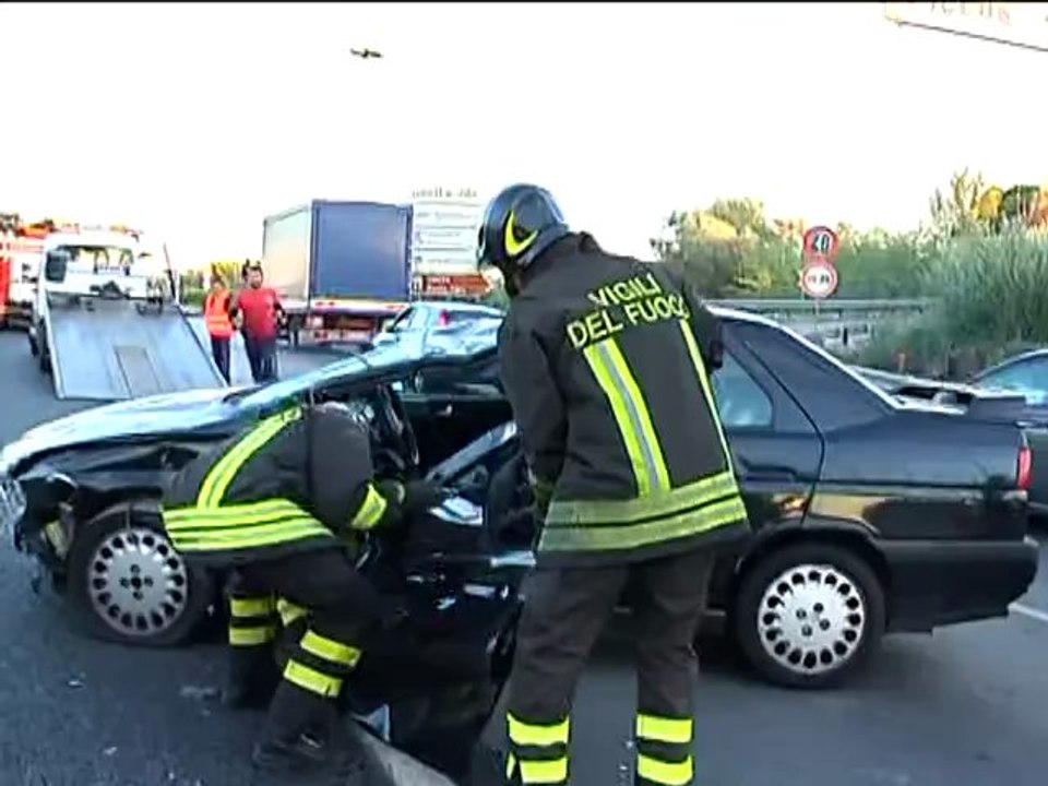 TG 08.10.12 Auto finisce fuori strada a Bari