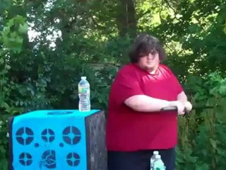 Странный парень ненавидит пластиковые бутылки