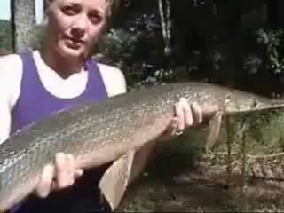 Soda şişesi ile balık yakalıyor