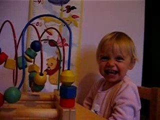 Je joue assise à mon table