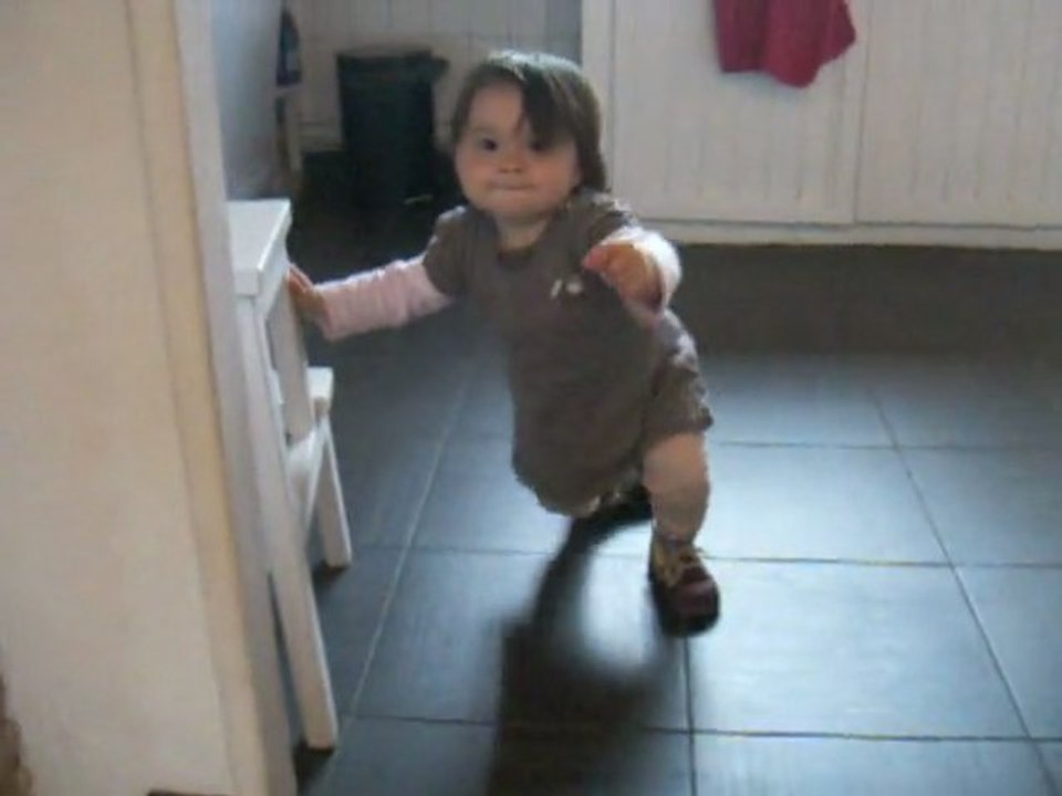 Julia 11 mois 1ers pas,danse et chute