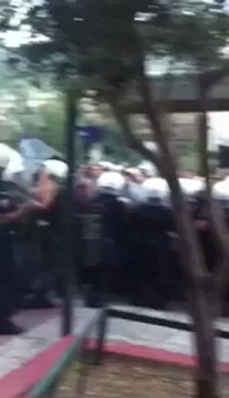 Θεατρο Χυτήριο βουλευτής της Χρυσής Αυγής σε έξαλλη κατάσταση