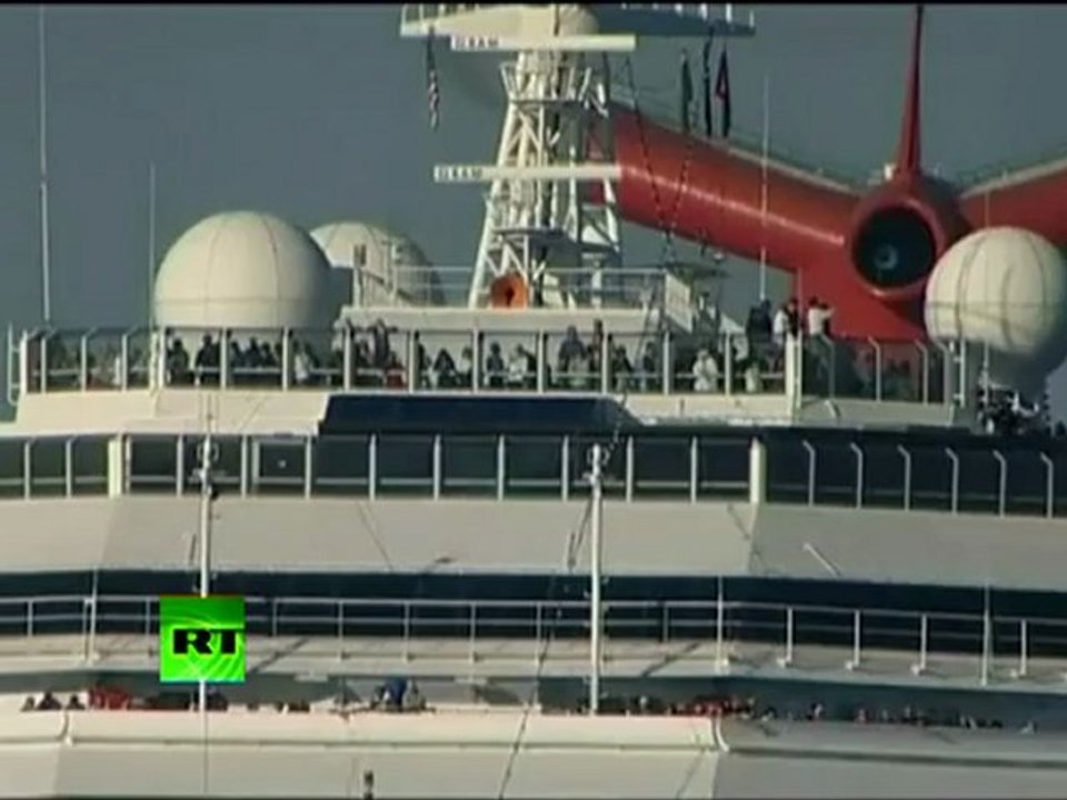 Video of giant Carnival Splendor cruise ship towed to San Diego harbor