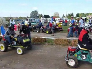 La parade avant la course de tracteurs tondeuses