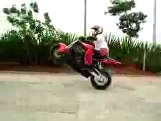 stunt Demi tour magistral en moto