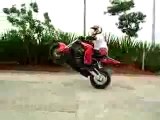stunt Demi tour magistral en moto