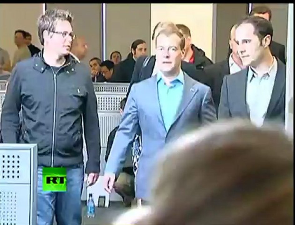 Video of Medvedev exploring Twitter HQ, sending first tweets
