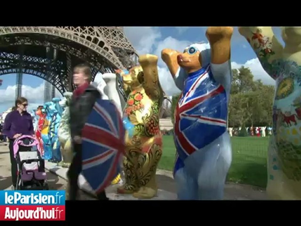 Les oursons géants de la tour Eiffel, attraction des touristes.