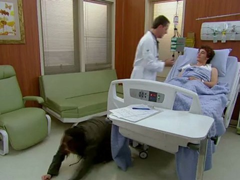 Lorenzo ajuda Lia a sair do quarto de Dinho