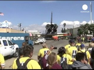 El transbordador Endeavour se dirige al centro en el que...